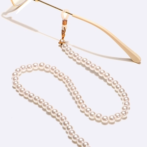 Chaîne de lunettes dorée avec perles blanches et boucles en silicone antidérapantes