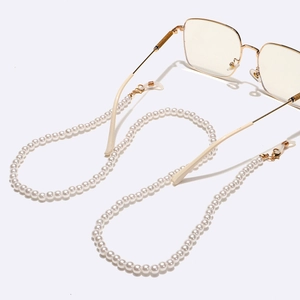 Chaîne de lunettes dorée élégante avec perles blanches rondes et boucles