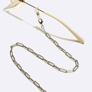 Chaîne à lunettes argentée avec maillons trombone, fermoirs homard et boucles silicone