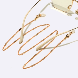Chaîne de lunettes dorée avec maillons gravés et boucles en silicone antidérapantes