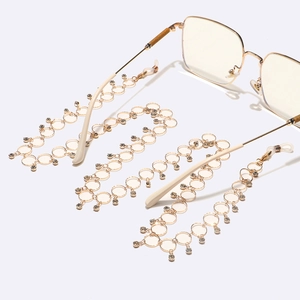 Chaîne de lunettes dorée élégante avec cristaux clairs et lunettes à monture carrée