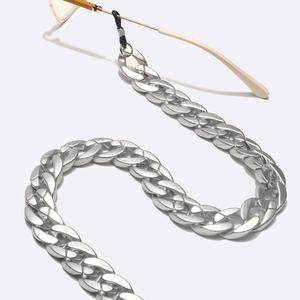 Minimalist matte silver acrylic glasses chain featuring retro curb chain link design