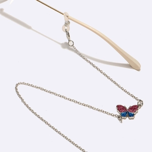 Brillenkette aus Silber mit rot-blauem Glitzer-Schmetterling und Silikon-Halterungen