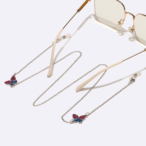 Silberne Brillenkette mit Schmetterlingsanhängern und roten blauen Glitzerdetails