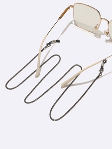 Chaîne de lunettes gris foncé avec boucles antidérapantes sur un fond blanc épuré