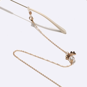Goldene Brillenkette mit Metallbogen und weißen Perlenanhängern am Brillenbügel