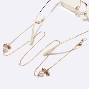 Elegante goldene Brillenkette mit weißen Perlen und goldenen Schleifen-Anhängern