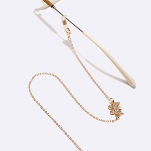 Goldene Brillenlkette mit Strass-Schmetterling und rutschfesten Silikonschlaufen auf Weiß
