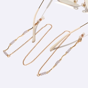 Modische goldene Brillenkette mit weißen Perlen und minimalistischem Metallkettenglied