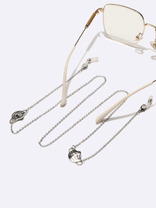 Chaîne de lunettes argentée avec pendentifs masque et boucles antidérapantes sur blanc