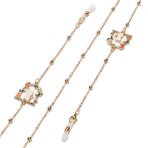 Chaîne de lunettes dorée avec pendentifs chat et lune sur un fond blanc minimaliste