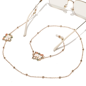 Chaîne de lunettes dorée avec pendentifs chat, perles en métal et boucles en silicone