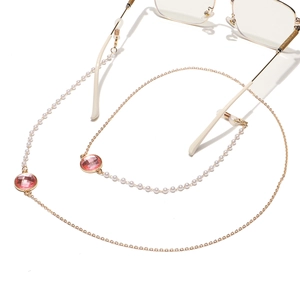 Detail der Brillenkette mit rosa Kristallen, Perlen und goldener Metallkette mit Ösen