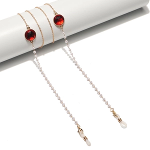 Elegante goldene Brillenkette mit weißen Perlen und roten Kristallen für Masken