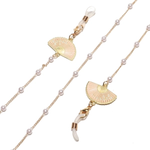 Chaîne de lunettes dorée avec perles et pendentif éventail rose sur fond blanc