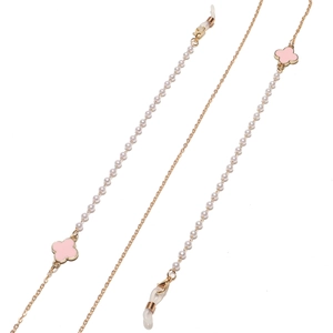 Goldene Brillenkette mit rosa Kleeblättern und Perlen auf weißem Hintergrund