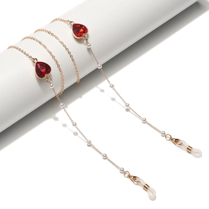 Chaîne de lunettes dorée avec cristaux de cœur rouges et petites perles rondes