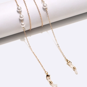 Chaîne de lunettes minimaliste dorée avec perles blanches et boucles de fixation en silicone