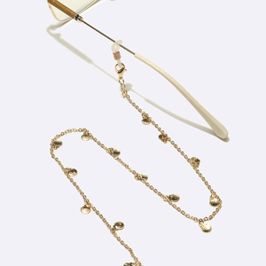 Minimalistische goldene Brillenkette mit Muschelanhängern und Silikonschlaufen