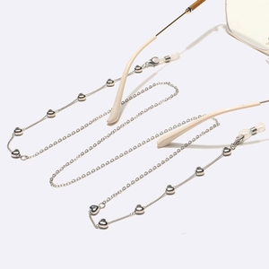 Chaîne de lunettes en métal argenté avec breloques cœur et boucles en silicone