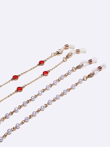 Goldene Brillenkette im Set mit weißen Kunstperlen und facettierten roten Glasperlen