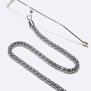 Catenina per occhiali in metallo argentato 6mm con ganci antiscivolo su sfondo bianco