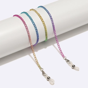 Détail de quatre chaînes de lunettes en métal dégradé avec boucles en silicone blanc
