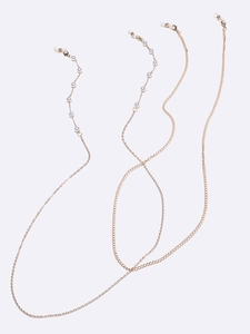 Goldene 6mm Perlen-Brillenkette und Maskenband mit Silikonschlaufen auf grauem Hintergrund