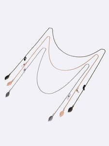 Lot de trois chaînes à lunettes en métal avec pendentifs feuilles évidées noir or argent