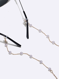 Elegante goldene Brillenkette mit 6mm weißen Perlen und rutschfesten Gummischlaufen