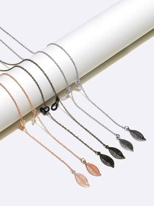 Lot de trois chaînes à lunettes en métal avec pendentifs feuilles dorées argentées