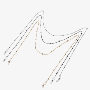 Lot de trois chaînes à lunettes perlées en finitions or, argent et noir