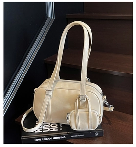 Detalle del bolso de hombro en cuero PU crema con mini monedero y herrajes plateados