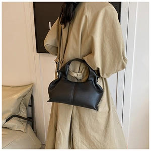 Détails du sac nuage en cuir noir texturé avec design plissé et boucles dorées chic