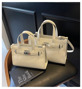 Détail des sacs à main en cuir litchi blanc avec fermoir métallique et fermeture à sangle