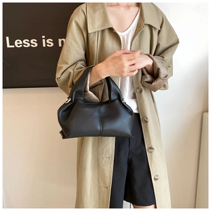 Détail d'un sac nuage plissé noir chic avec une boucle dorée élégante en métal