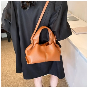 Détail du sac à main plissé caramel avec grain de litchi et garnitures dorées
