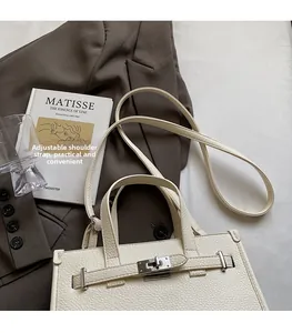 Détails du sac à main minimaliste en cuir crème avec bandoulière réglable et fermoir doré