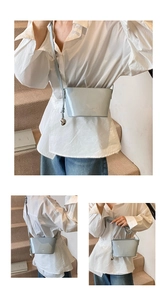 Détails du sac seau bleu clair à motif litchi avec pendentif en métal argenté