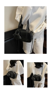 Detalle del bolso bowling negro con correa ajustable y mini estuche redondo