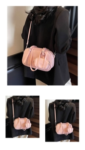 Detalle del bolso bowling rosa con mini bolsa extraíble y herrajes plateados de lujo