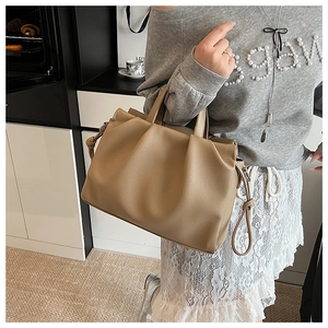 Detail der khakifarbenen Cloud-Handtasche mit Falten-Design und verstellbarem Riemen
