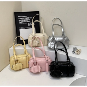 Cinco elegantes bolsos bowling multibolsillos en blanco, plata, amarillo, rosa y negro