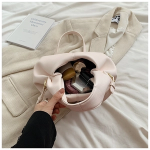 Vue intérieure du sac à main rose montrant l'espace pour rouge à lèvres et portefeuille