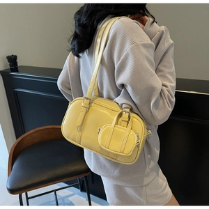 Vista lateral del bolso de hombro amarillo en cuero sintético con monedero extraíble