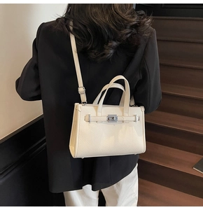 Détail du sac en cuir grainé blanc cassé avec fermoir et boucle en métal argenté