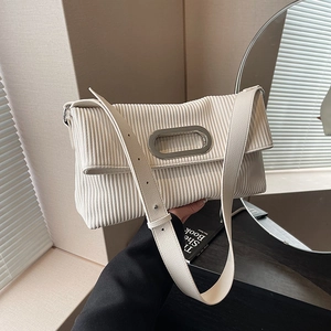 Borsa a tracolla in velluto a coste bianco crema con anello in argento e tracolla in pelle