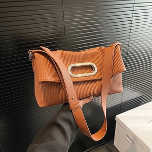 Borsa a spalla plissettata caramello con fibbia in metallo ovale e tracolla larga