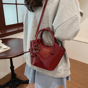 Sac seau vintage rouge Angola pour femme avec nœud en cuir et détails de breloques