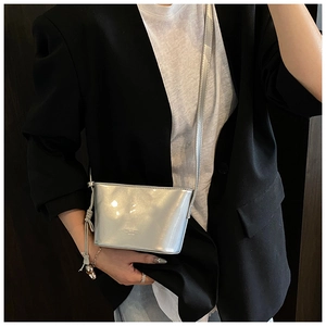 Détail du sac bandoulière argenté métallisé avec effet miroir et fine bandoulière